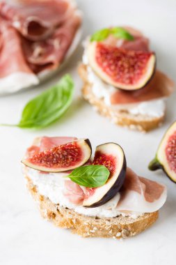 Ricotta, incir ve prosciutto.