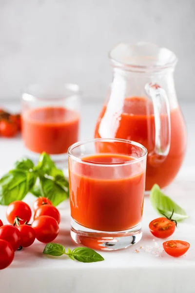 Sumo de tomate fresco com manjericão e sal marinho — Fotografia de Stock