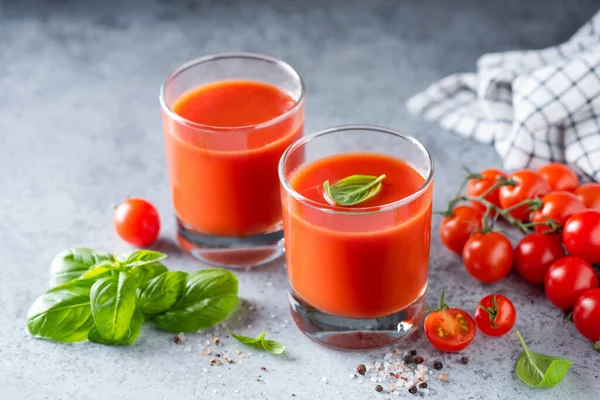 Sumo de tomate em vidro sobre fundo mesa de concreto — Fotografia de Stock