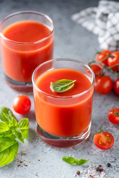 Succo di pomodoro con sale e basilico — Foto Stock