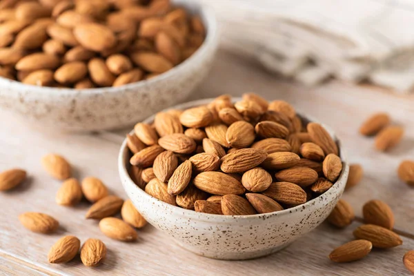 Cuenco Almendras Crudas Sobre Una Mesa Madera —  Fotos de Stock