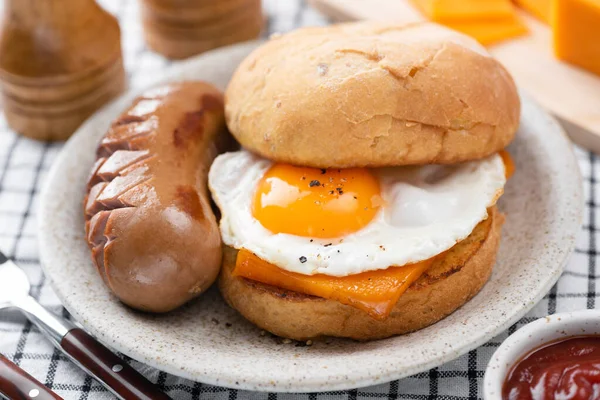 Американський Сендвіч Сніданку Ковбасою Яйцем Сиром Тарілці Нездоровий Сніданок — стокове фото