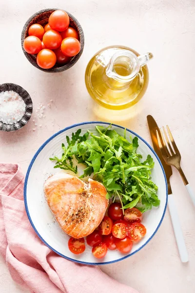 Rosa Thunfischsteak Serviert Mit Rucola Und Tomaten Gesunde Ausgewogene Mahlzeit — Stockfoto
