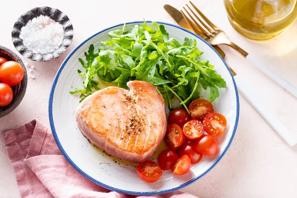 Gebratenes Thunfischsteak Mit Rucola Und Kirschtomaten Gourmet Mahlzeit Auf Rosa — Stockfoto