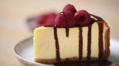 Çatalla cheesecake 'ten bir ısırık almak. Yakından bakınca nefis peynirli kek yiyor.