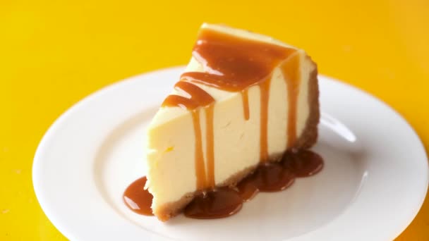 Δαγκώνω Τσιζκέικ Καραμέλας Πιρούνι Φέτα Της Κλασικής Νέας Υόρκης Cheesecake — Αρχείο Βίντεο