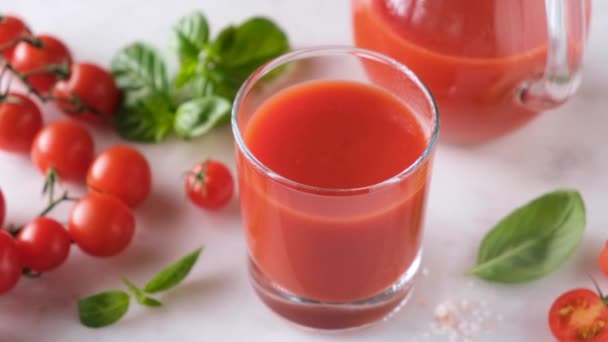 Glas Tomatjuice Marmor Bakgrund Kvinnlig Handplockning Hälsosam Vegansk Dryck Saltad — Stockvideo