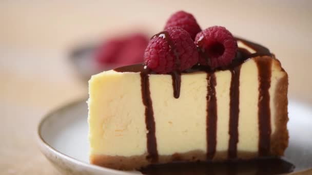 Δαγκώνω Τσιζκέικ Πιρούνι Closeup Προβολή Τρώει Νόστιμα Cheesecake — Αρχείο Βίντεο