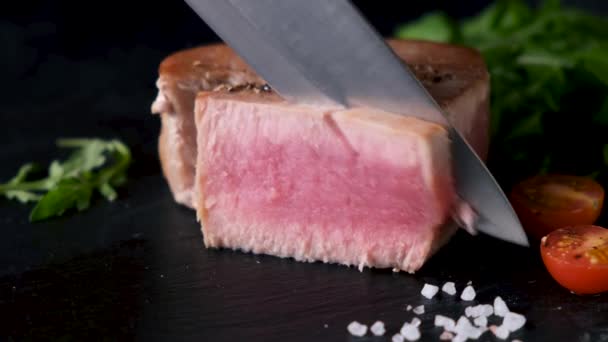 Rosafarbenes Thunfischsteak Auf Schwarzem Brett Schneiden Gebratener Thunfisch — Stockvideo