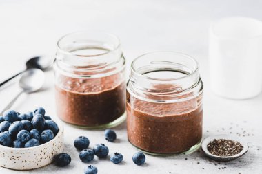 Bardakta çikolatalı puding.