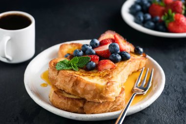 Fransız tostu ve böğürtlen ve şurup.