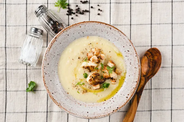 Крем-суп з цвітної капусти з грінками — стокове фото