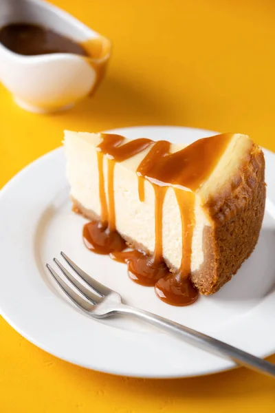 캐러멜 소오스 를 곁들인 치이 즈 케이크 — 스톡 사진