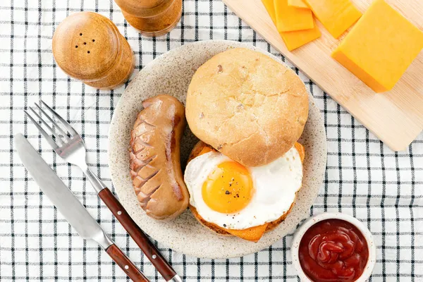 Сніданок Сирний Бутерброд Свинячою Ковбасою Вид Зверху Англійський Сніданок — стокове фото