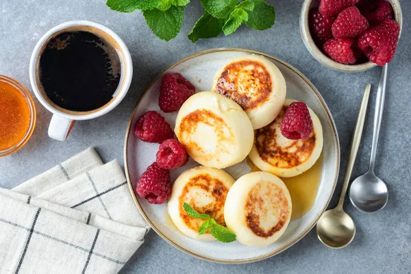 Peynirli veya süzme peynirli börek, şurup. — Stok fotoğraf