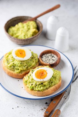 Yumurta ve tohumlu sağlıklı avokado tostu.