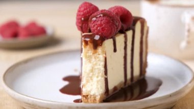 Çatalla cheesecake 'ten bir ısırık almak. Tatlı dilimli cheesecake