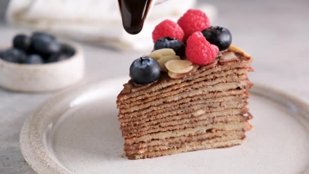 チョコレートソースと新鮮なベリーとチョコレートクレープケーキ 層状ケーキ — ストック動画