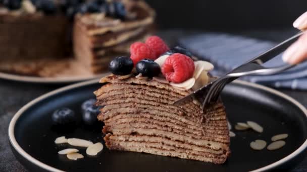 초콜릿 크레이프 케이크는 포크와 사용하여 열매와 제공되었다 — 비디오