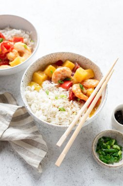 Tatlı ve ekşi soslu ananas karidesleri ve kasede beyaz pirinç. Tayland mutfağı.