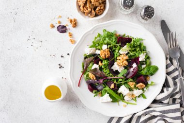 Ceviz ve peynirli sağlıklı pancar salatası.