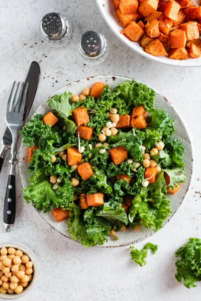 Υγιεινή χορτοφαγική σαλάτα με ψητή γλυκοπατάτα και λάχανο λάχανο — Φωτογραφία Αρχείου