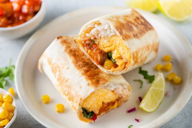 Kahvaltıda omlet ve sebzeli tortilla.