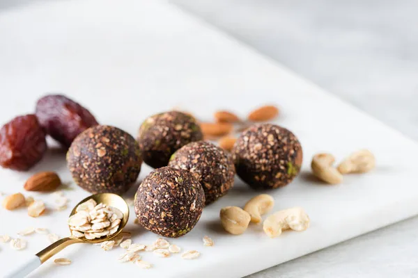 Raw Vegan Energy Balls Dates Nuts Oats Raw Vegan Chocolate — Stock Photo, Image