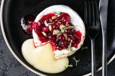 Kızılcık ve fındıklı fırında peynir.