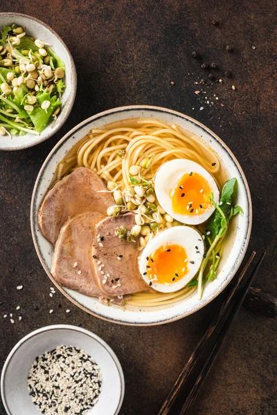 Mangkuk Ramen dengan telur, makanan masakan Asia — Stok Foto