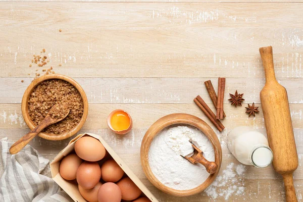 Ingrediënten voor het bakken van een taart op houten tafelondergrond — Stockfoto