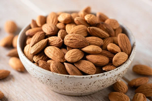 Almendras crudas nueces en bowl vista de cerca —  Fotos de Stock