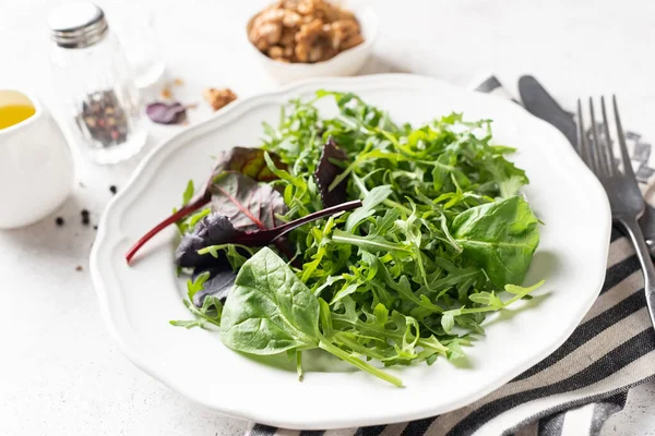 Gesunde vegane Salatmischung auf dem Teller — Stockfoto