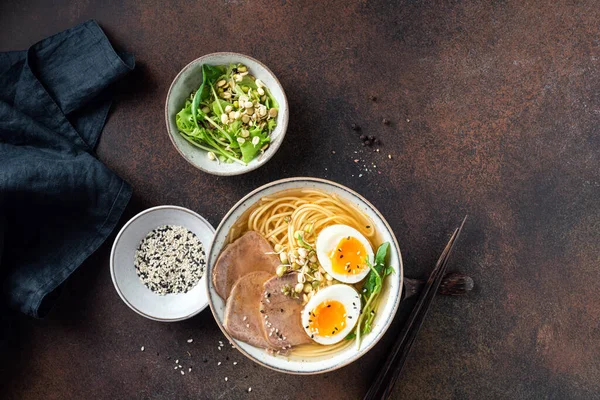 Mangkuk sup ramen Jepang dengan daging babi dan telur — Stok Foto