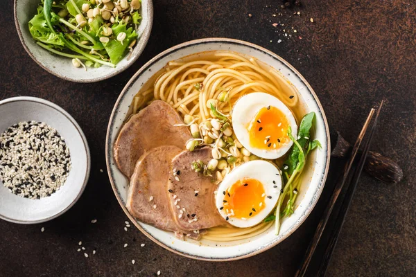 Mangkuk mie ramen dengan daging babi dan telur — Stok Foto