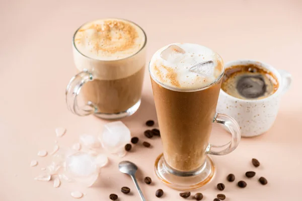 Ice coffee latte üvegpohárban, espresso csésze és cappuccino — Stock Fotó