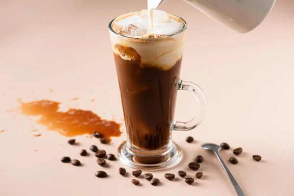 Выливание молока в кофе со льдом Лицензионные Стоковые Изображения