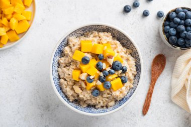 Mango ve yabanmersinli yulaf ezmesi kasesi.