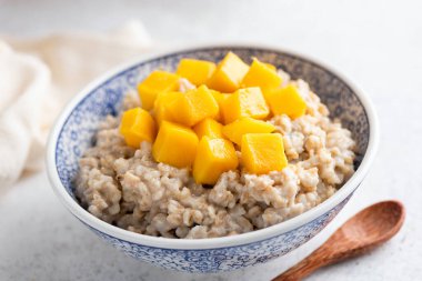 Mangolu yulaf ezmesi kasesi