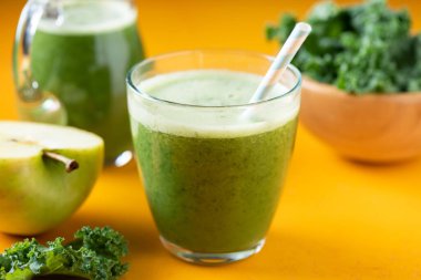 Yeşil smoothie bardak