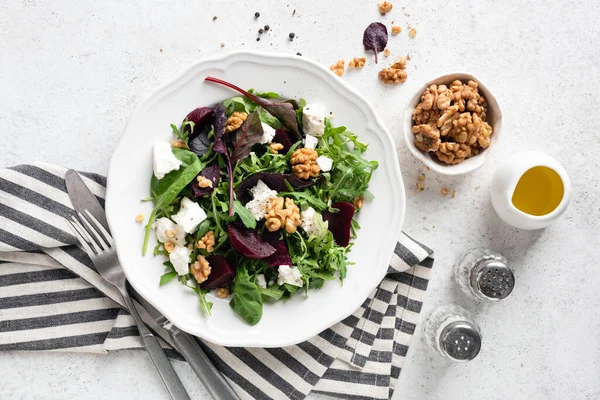 Gesunder Salat mit Roter Bete, Feta und Rucola — Stockfoto