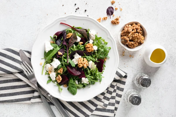 Insalata sana con barbabietola, formaggio feta e rucola — Foto Stock