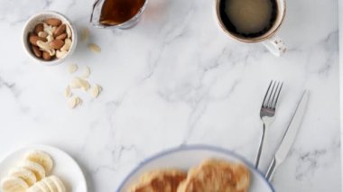 Sağlıklı vejetaryen protein krepleri servis ediliyor. Muzlu, şuruplu ve kahveli sağlıklı kahvaltı krepleri.