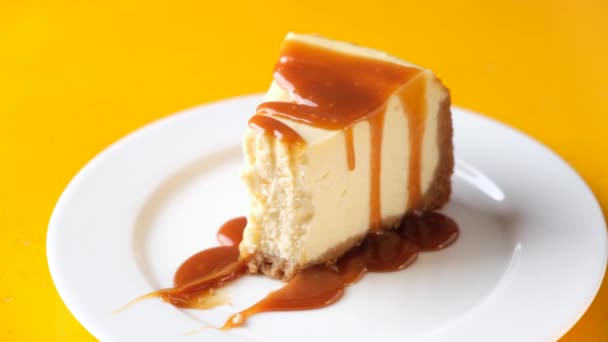 Tarta Queso Con Salsa Caramelo Plato Fondo Amarillo Tomar Bocado — Vídeos de Stock