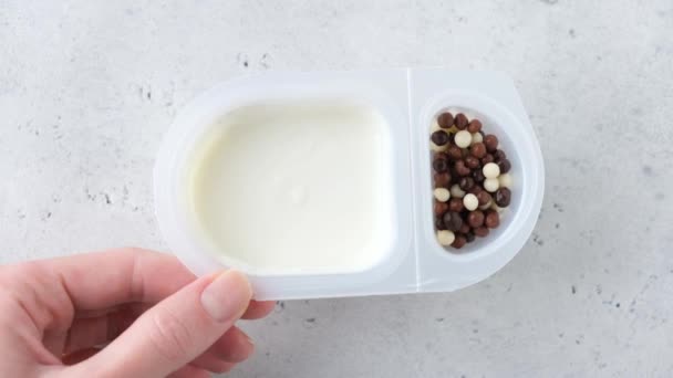 Iogurte Com Cereais Chocolate Recipiente Plástico Comer Iogurte Vista Superior — Vídeo de Stock