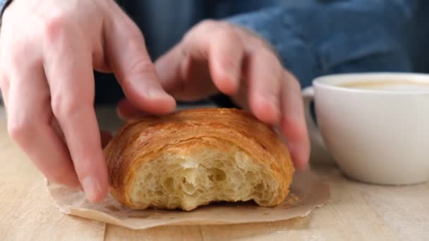 Ein Bis Zur Unkenntlichkeit Kaukasischer Mann Isst Französisches Croissant Mit — Stockvideo