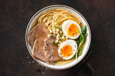 Yumurtalı, etli ve lahanalı Japon ramen kasesi. Sağlıklı Asya çorbası. Üst görünüm
