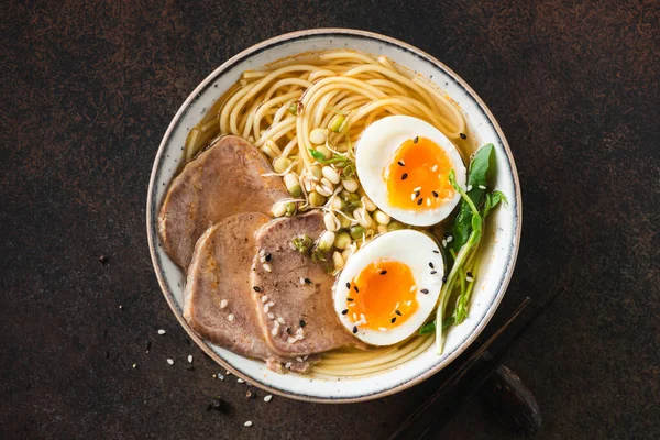 Mangkuk Ramen Jepang Dengan Telur Daging Dan Kecambah Sup Asia — Stok Foto