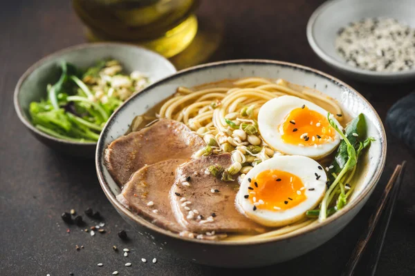 Mangkuk Sup Ramen Dengan Telur Dan Daging Pandangan Tertutup — Stok Foto