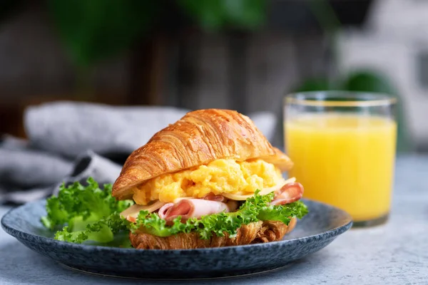Croissant Sandwich Met Ham Kaas Roerei Geserveerd Met Glas Sinaasappelsap — Stockfoto